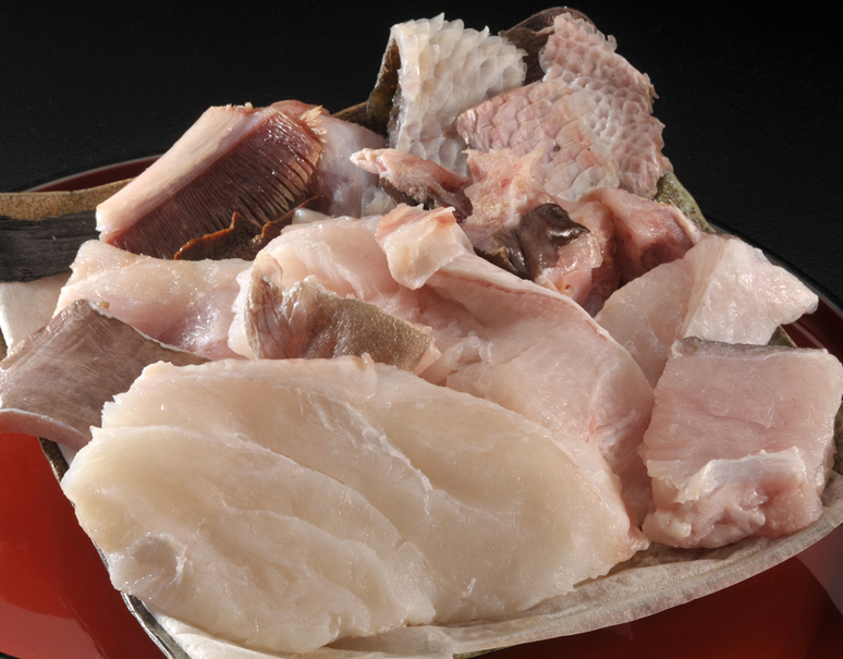 48 8kg 巨大クエ 鍋用カット 長崎県産 約1kg 500g 2パック アラやヒレ 内臓と身 羅臼昆布30g付き 冷凍 お取り寄せグルメ通販 美味厳選ギフト うまいもんドットコム