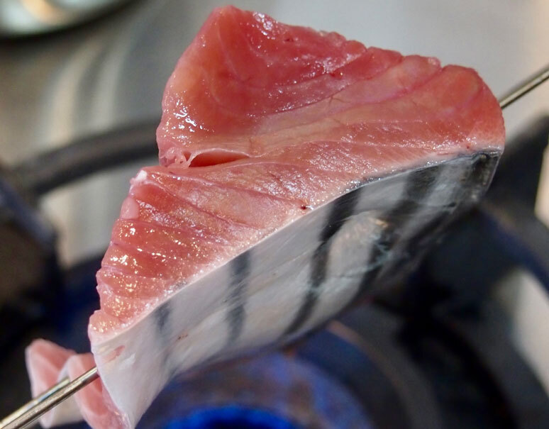 生カツオ 刺身用 勝浦産 1 4カット 600g前後 ベジマカ 薬味付き 冷蔵 豊洲市場出荷 うまいもんの取り寄せ 産直品 グルメギフト