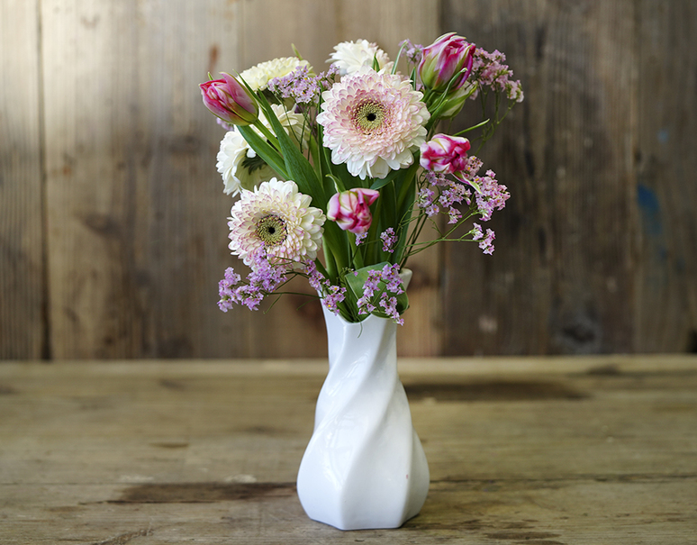 白の花瓶付きでお届け！『季節のお花　色はおまかせセット』 生花 3品種前後 15本以上　u203b冷蔵